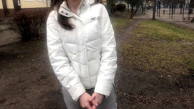 డబ్బు కోసం అపరిచితుడు పీల్చబడ్డాడు మరియు ఇబ్బంది పెట్టాడు. రష్యన్ అమెచ్యూర్. మాట్లాడటం తో.